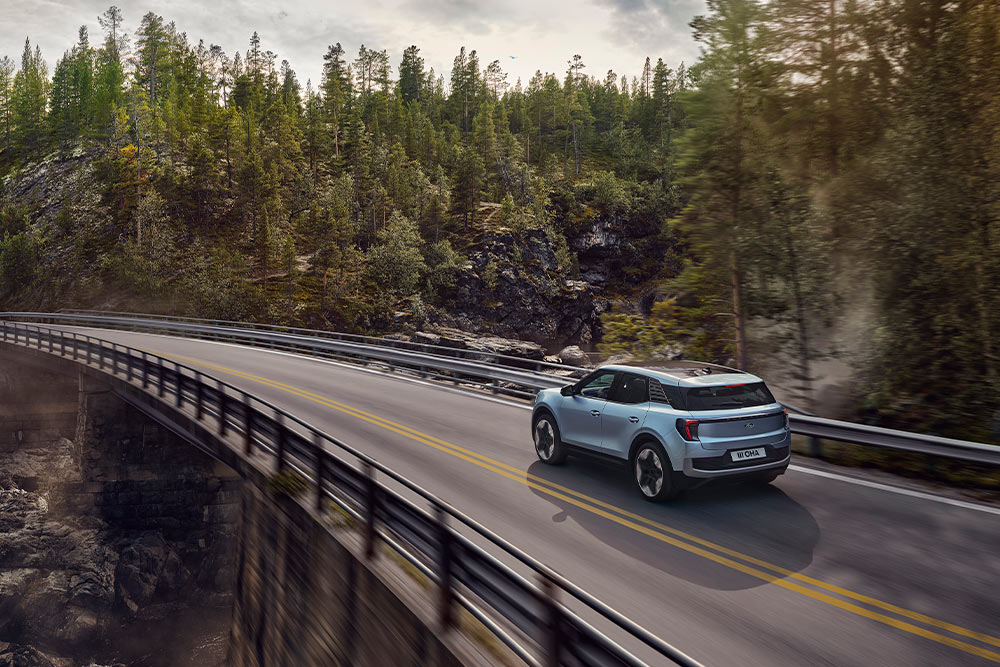 ford hybrid_electric eu Column_Card_07_CX740S_Ext_Rear 3x2 1000x667 explorer driving rear view