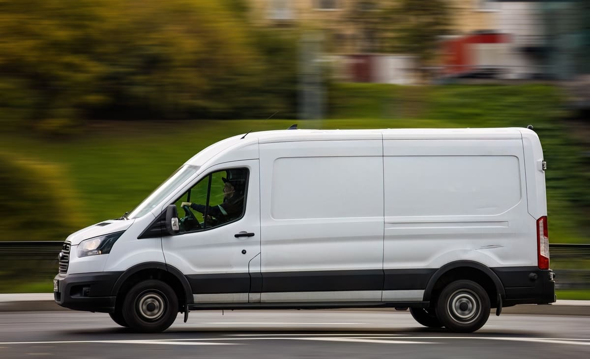 vehicul comercial ford transit alb in deplasare