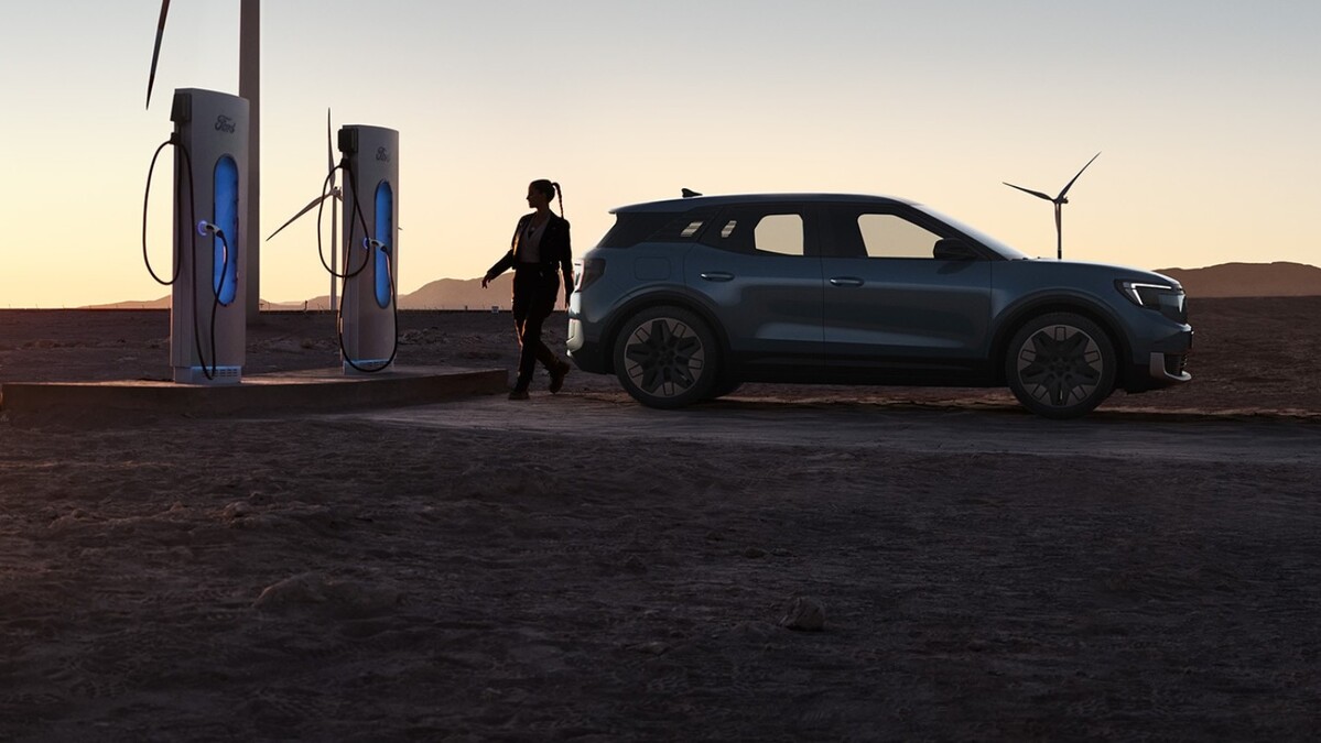noul ford explorer electric la statia de incarcare ev